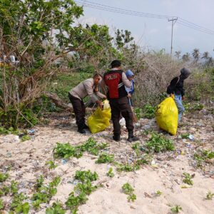 Kolaborasi Komunitas & Polsek Bersihkan Pantai Pengantap