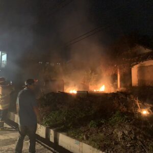 Kebakaran Pekarangan Rumah Kosong di Dusun Tampes Berhasil Dipadamkan