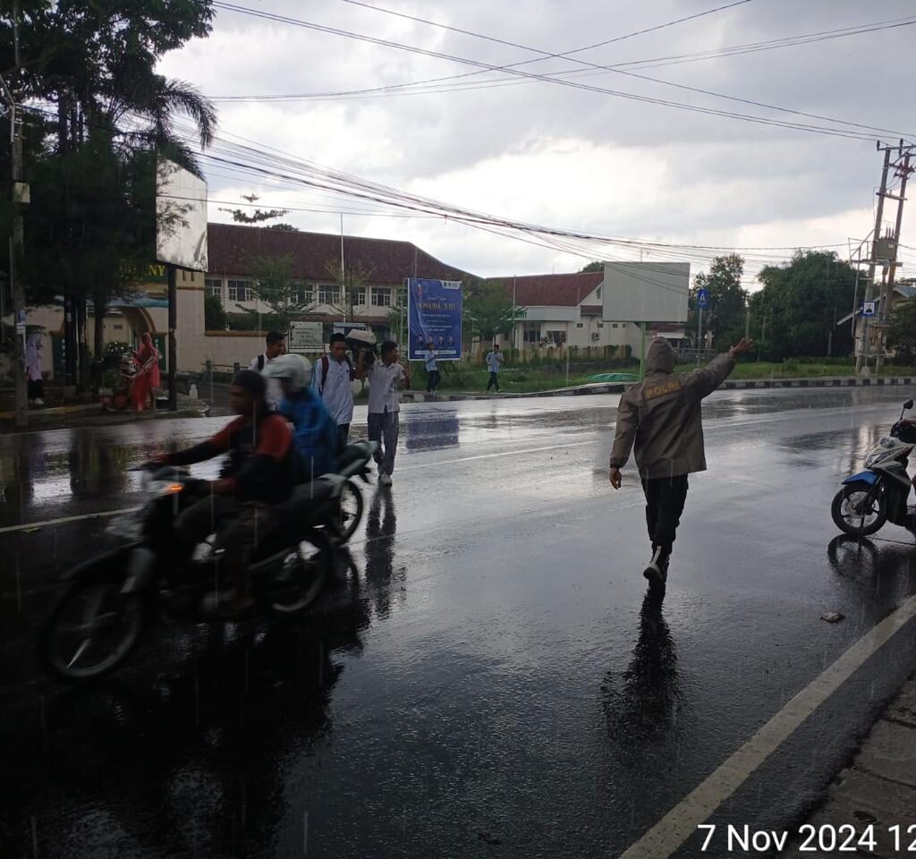 Kegiatan Rawan Siang Polsek Kediri Atur Lalu Lintas di Titik Rawan Kemacetan