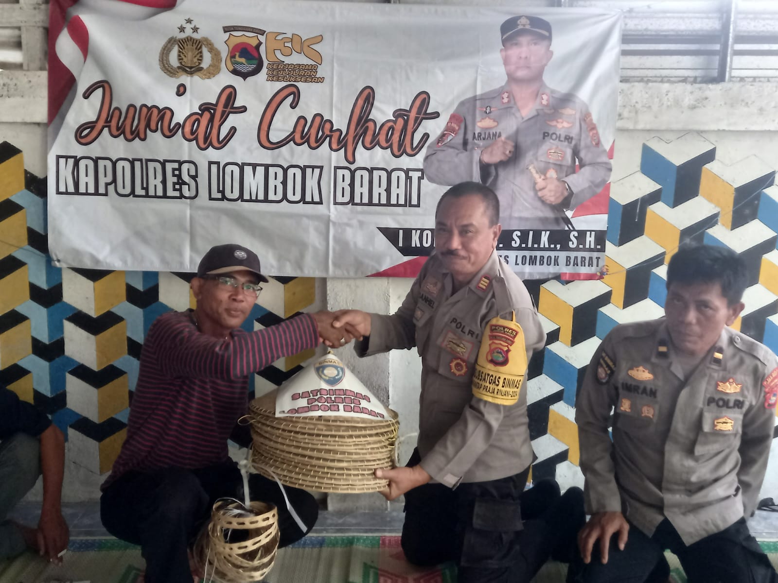 Keharmonisan Polisi dan Warga Lombok Barat Lewat Jum'at Curhat