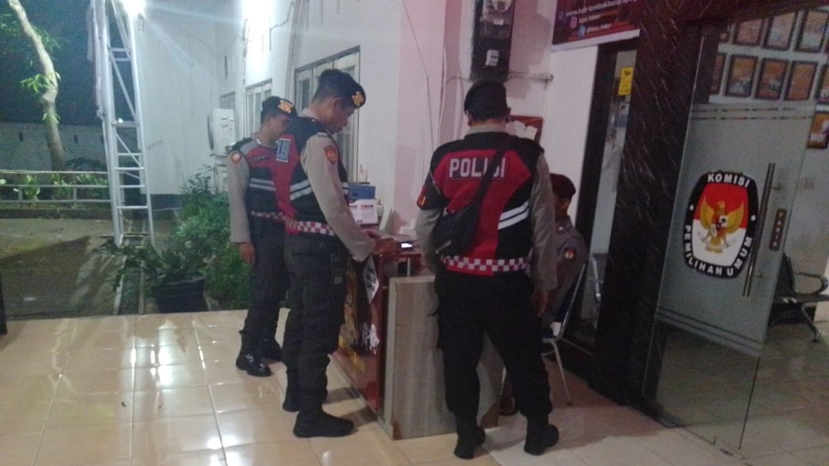 Operasi Mantap Praja 2024 Polres Lombok Barat Pastikan Keamanan di Kantor KPU