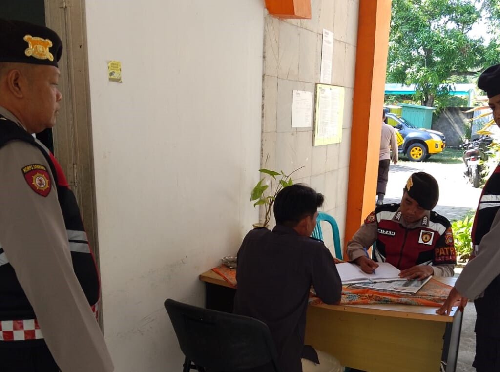 Patroli di Kantor KPU, Polres Lombok Barat Siap Amankan Pemilukada 2024