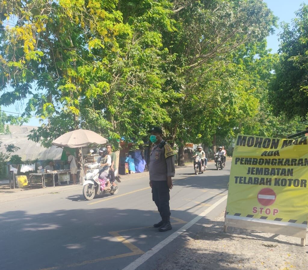 Pengamanan Perbaikan Jembatan Telabah Kotor, Polsek Labuapi Jamin Keselamatan Warga