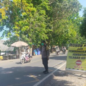 Perbaikan Jembatan Telabah Kotor di Labuapi, Polsek Amankan Akses Jalan Warga