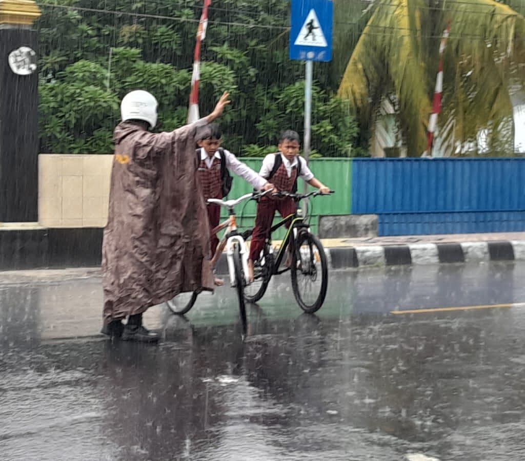 Tantang Hujan, Polsek Gerung Pastikan Lalu Lintas Lancar