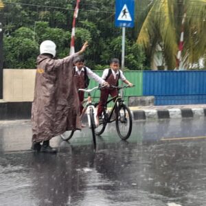 Hujan Tak Halangi Polsek Gerung Atur Lalu Lintas Sekolah