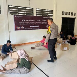 Kabag Ops Polres Sumbawa Barat Lakukan Pengecekan Pengaturan Surat Suara dan Kelengkapan TPS
