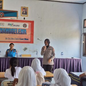 Sosialisasi Penerimaan Bintara Polri Kompetensi Khusus oleh Kanit Bintibsos Polres Dompu di SMKN 1 Manggelewa