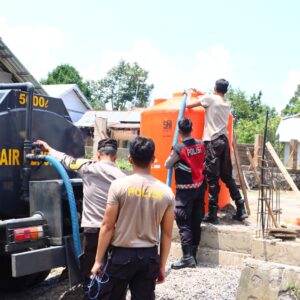 Polres Lombok Utara Salurkan Air Bersih di Tengah Kemarau Panjang