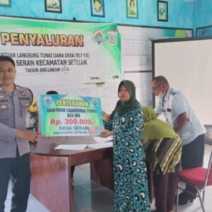 Bhabinkamtibmas Desa Seran Dampingi Masyarakat Penerima BLT-DD