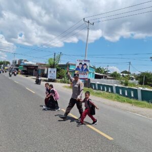 Polsek Plampang Laksanakan Kegiatan Strong Point, Bantu Anak Sekolah Menyeberang Jalan
