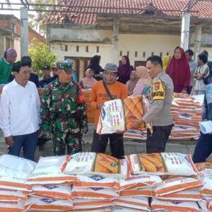 Mendukung Program Ketahanan Pangan, Bhabinkamtibmas Desa Senayan Dampingi Penyaluran Bantuan Bibit Jagung kepada Kelompok Tani