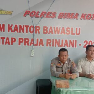 Personel OMP Rinjani 2024 Polres Bima Kota Laksanakan Pengamanan 24 Jam di Kantor KPU dan Bawaslu Kota Bima
