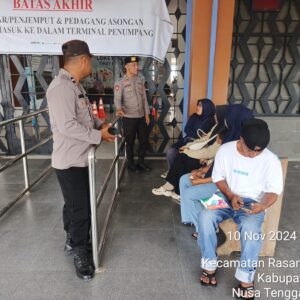 Polsek Kawasan Pelabuhan Laut Bima Amankan Proses Embarkasi/Debarkasi Kapal KM. AWU di Pelabuhan Bima