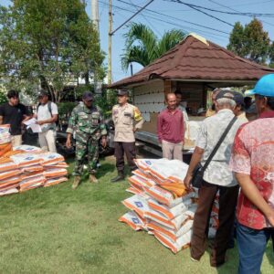 Polsek Jereweh Lakukan Pendampingan Pendistribusian Bantuan Bibit Jagung untuk Swasembada Pangan di Kec. Jereweh