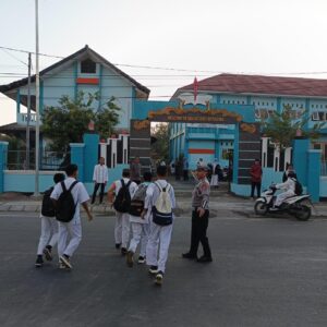 Satlantas Polres Bima Kota Gatur Pagi, Bantu Anak Sekolah Menyebrang Jalan