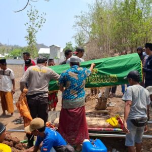 Kanit Bimmas dan Bhabinkamtibmas Hadiri Pemakaman Warga Desa Kokarlian