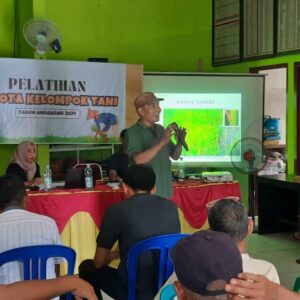 Bhabinkamtibmas Desa Seteluk Atas Dampingi Kelompok Tani Ikuti Penyuluhan Pertanian