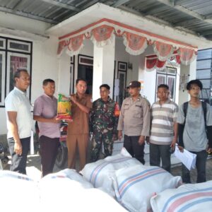 Kapolsek Seteluk Turun Langsung Dampingi Pendistribusian Bibit Padi kepada Kelompok Tani