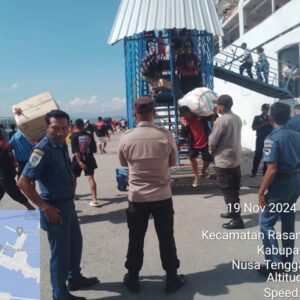 Polsek Kawasan Pelabuhan Laut Bima Amankan Embarkasi dan Debarkasi Kapal KM. AWU