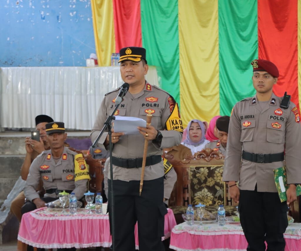 Jelang Pilkada, Kapolres Sumbawa Pimpin Apel Kaposkamling Dan Satpam Di Dusun Pamulung