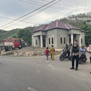 Personel OMP Rinjani 2024 Polres Bima Kota Amankan Kampanye Blusukan Paslon Wali Kota di Kelurahan Jatibaru Barat