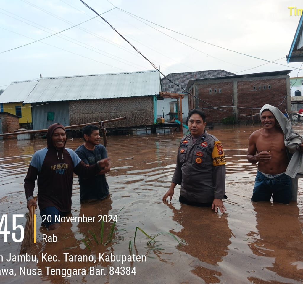 Banjir Melanda Desa Labuhan Jambu, Bhabinkamtibmas Lakukan Patroli Dan Himbau Warga