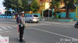 Satlantas Polres Bima Kota Bantu Anak Sekolah Menyeberang Jalan dalam Gatur Pagi