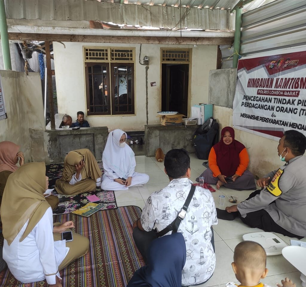 Lindungi PMI, Polsek Labuapi Edukasi Warga Soal Pengiriman Pekerja Migran Aman