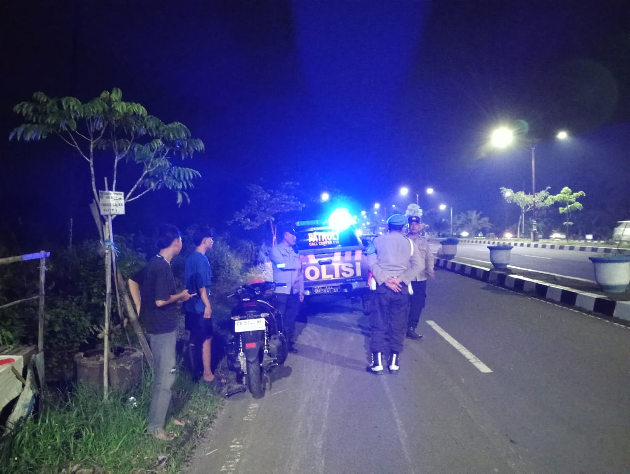 Patroli Polsek Gerung di Bypass Lombok Barat, Jaga Keamanan Malam Hari