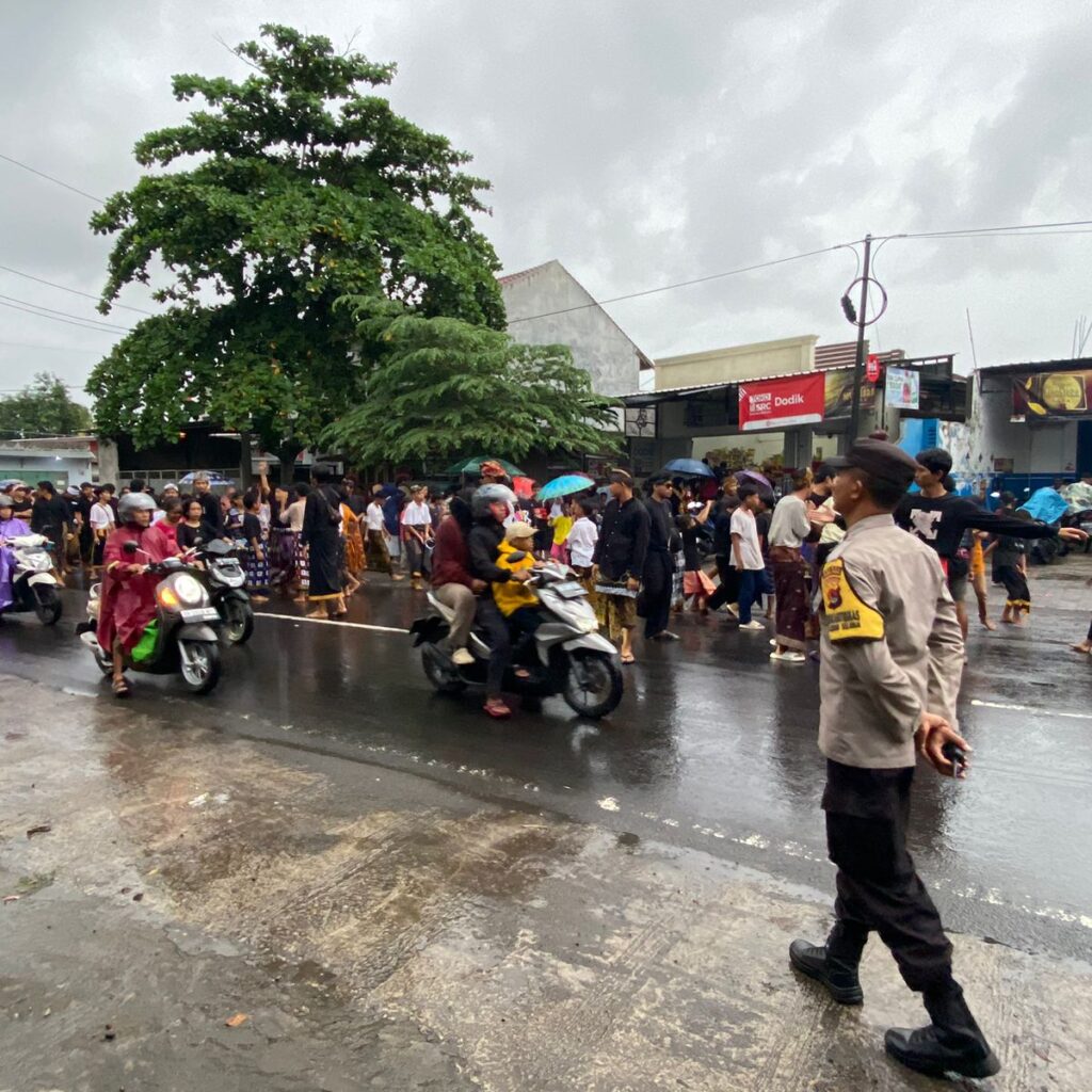 Polisi Kawal Nyongkolan di Kediri, Wujud Sinergi Jaga Tradisi Lombok