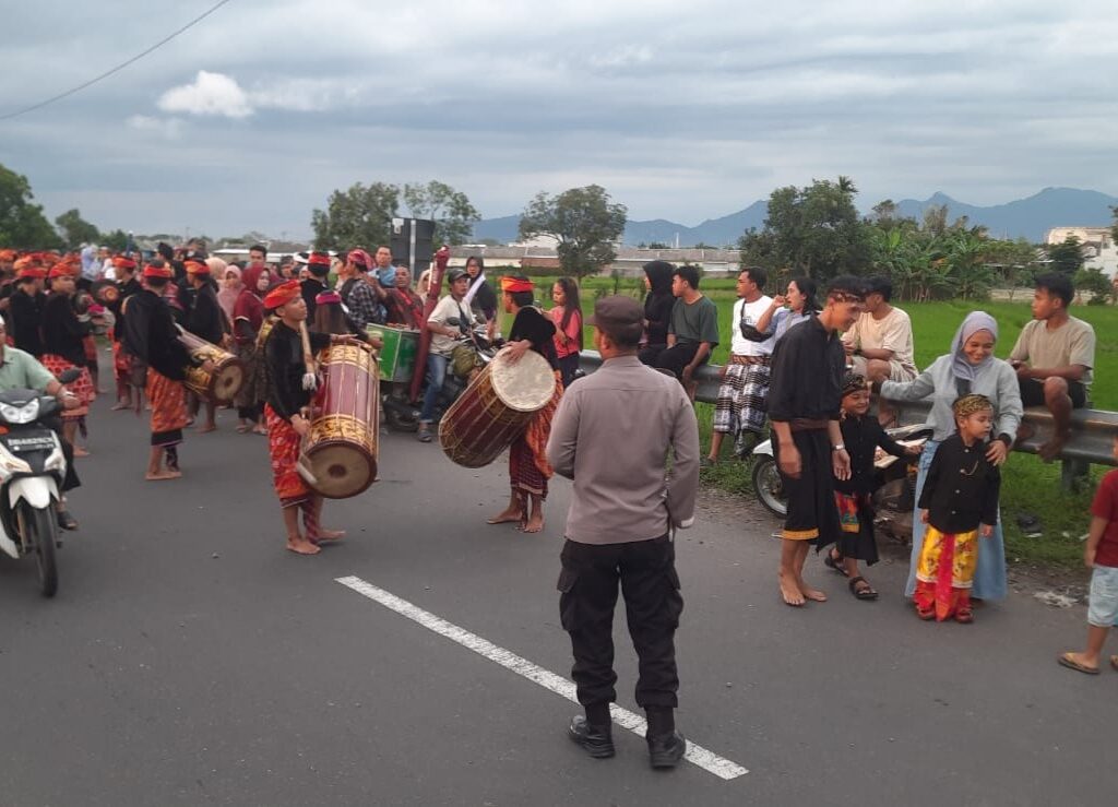 Polisi Amankan Nyongkolan di Lombok Barat, Tradisi Adat Tetap Meriah dan Tertib