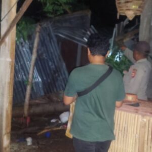 Rumah Seorang Warga Selengen Tertimpa Pohon Tumbang