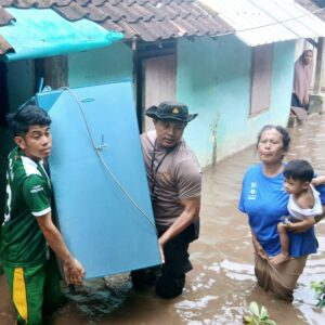 Polri Peduli, Bhabinkamtibmas Paruga Sigap Bantu Evakuasi Barang Warga Terdampak Banjir