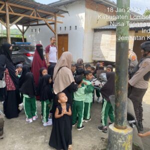 Intip Keseruan Anak TK Kenali Perlengkapan Shabara di Lombok Barat