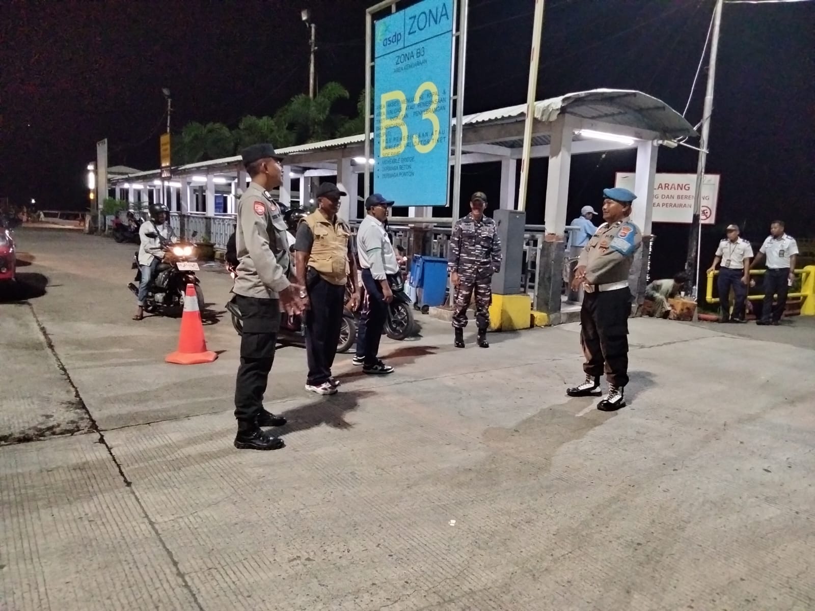 Malam di Pelabuhan Lembar, Patroli Ketat dan Pemeriksaan Bongkaran Demi Keamanan Penumpang