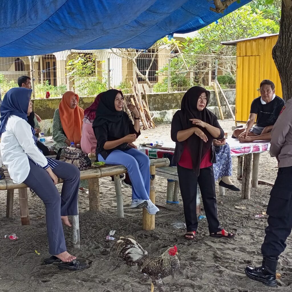 Kamtibmas Prioritas: Polres Lombok Barat Edukasi Pengunjung Pantai Melasa