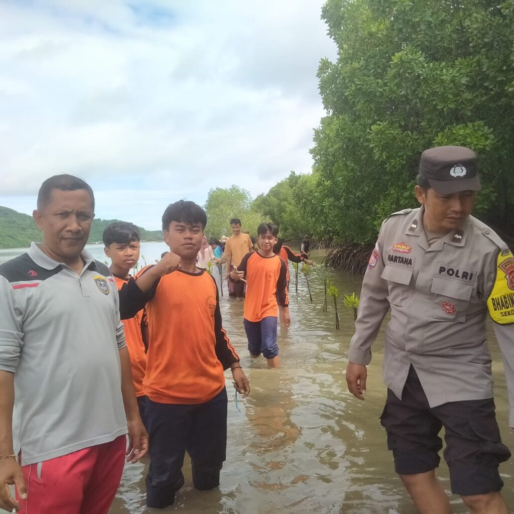 Polisi dan Mahasiswa UNRAM Bersatu Jaga Ekosistem Mangrove Lombok Barat