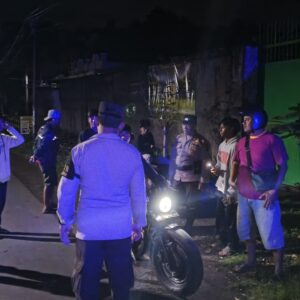 Sinergi Jaga Kamtibmas: Polsek Batulayar Libatkan Warga dalam Patroli Malam