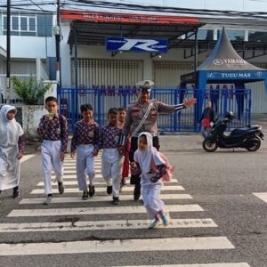 Personel Sat Lantas Polres Bima Kota Laksanakan Gatur Pagi untuk Wujudkan Kamseltibcar Lantas