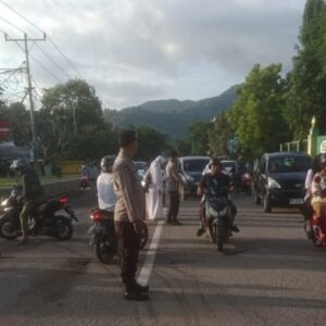 Personel Polsek Rasanae Barat Laksanakan Gatur Pagi Demi Kamseltibcar Lantas