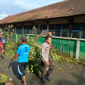 Bhabinkamtibmas Kelurahan Bugis bersama Tiga Pilar bersinergi dengan masyarakat gotong royong buat asri lingkungan