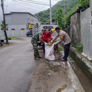 Polsek Maluk bersama pemerintah Kecamatan dan Desa gelar Gotong Royong antisipasi wabah di musim hujan