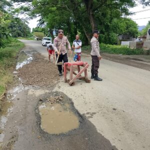 Demi Keselamatan Pengguna Jalan, Polsek Maluk Lakukan Penimbunan Jalan Berlubang