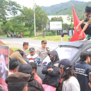 Polres Sumbawa Barat Beri Pelayanan Pengamanan Aksi Unjuk Rasa Front Pemuda Taliwang