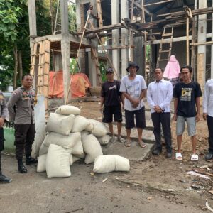 Polsek Rasanae Barat Wujudkan Kepedulian dengan Memberikan Bantuan Semen di Masjid Al Ikhlas