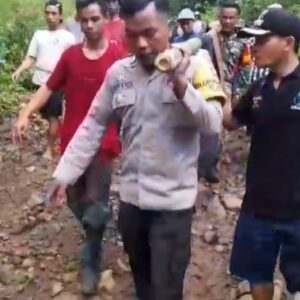 Aksi Kemanusiaan TNI-Polri Bersama Masyarakat Menandu Jenazah Warga Dusun Matemega yang Meninggal Dunia