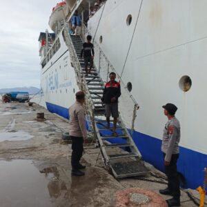 Polsek Kawasan Pelabuhan Laut Bima Amankan Embarkasi/Debarkasi KM. Lawit di Pelabuhan Bima