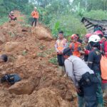 Brimob Bergerak Bantu Evakuasi Korban Banjir dan Longsor di Jateng