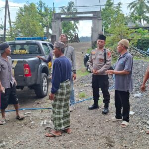 Polsek Bayan Berikan Bantuan Semen Untuk Pembangunan Masjid